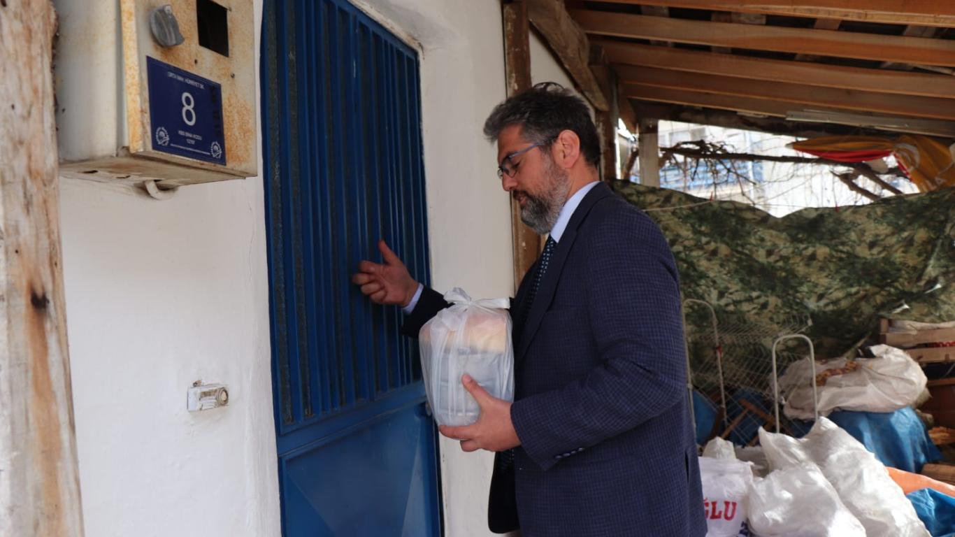 bilecik-haber_golpazari-belediyesi-vatandaslara-sicak-yemek-dagitiyor.jpg