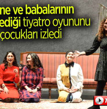 Anne ve babalarının sahnelediği tiyatro oyununu çocukları izledi