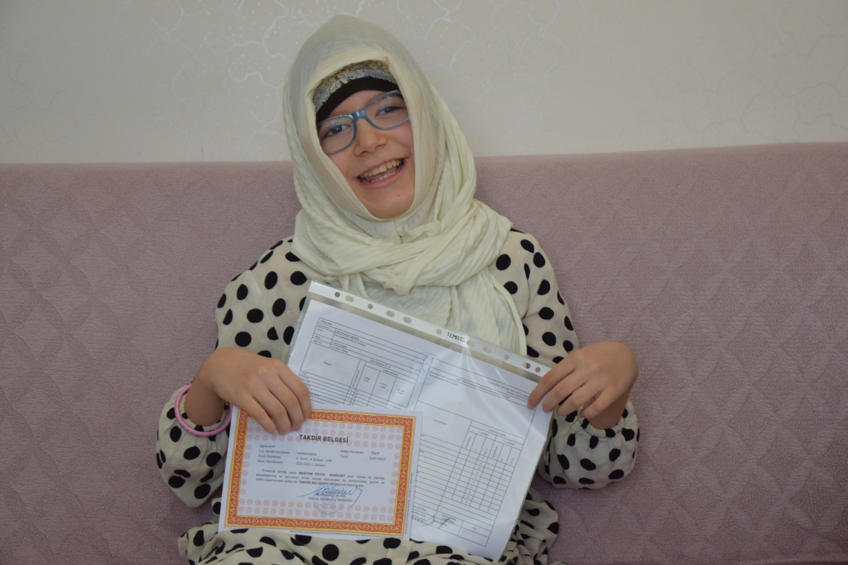 bilecikli-11-yasindaki-ozel-ogrenci-meryem-feyza-karnesini-evinde-aldi-2670