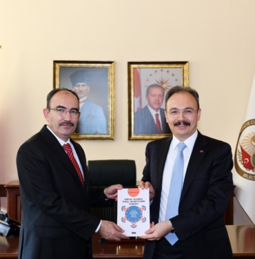 bilecik-haber_vali-kizilkaya-nin-ilk-kitabi-yayimlandi-1607.jpg