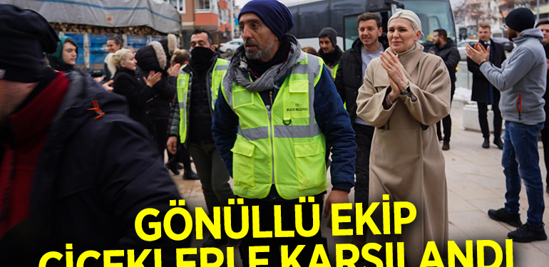 DEPREMZEDELERİN YARDIMINA KOŞAN GÖNÜLLÜ EKİP BİLECİK’TE ÇİÇEKLERLE KARŞILANDI