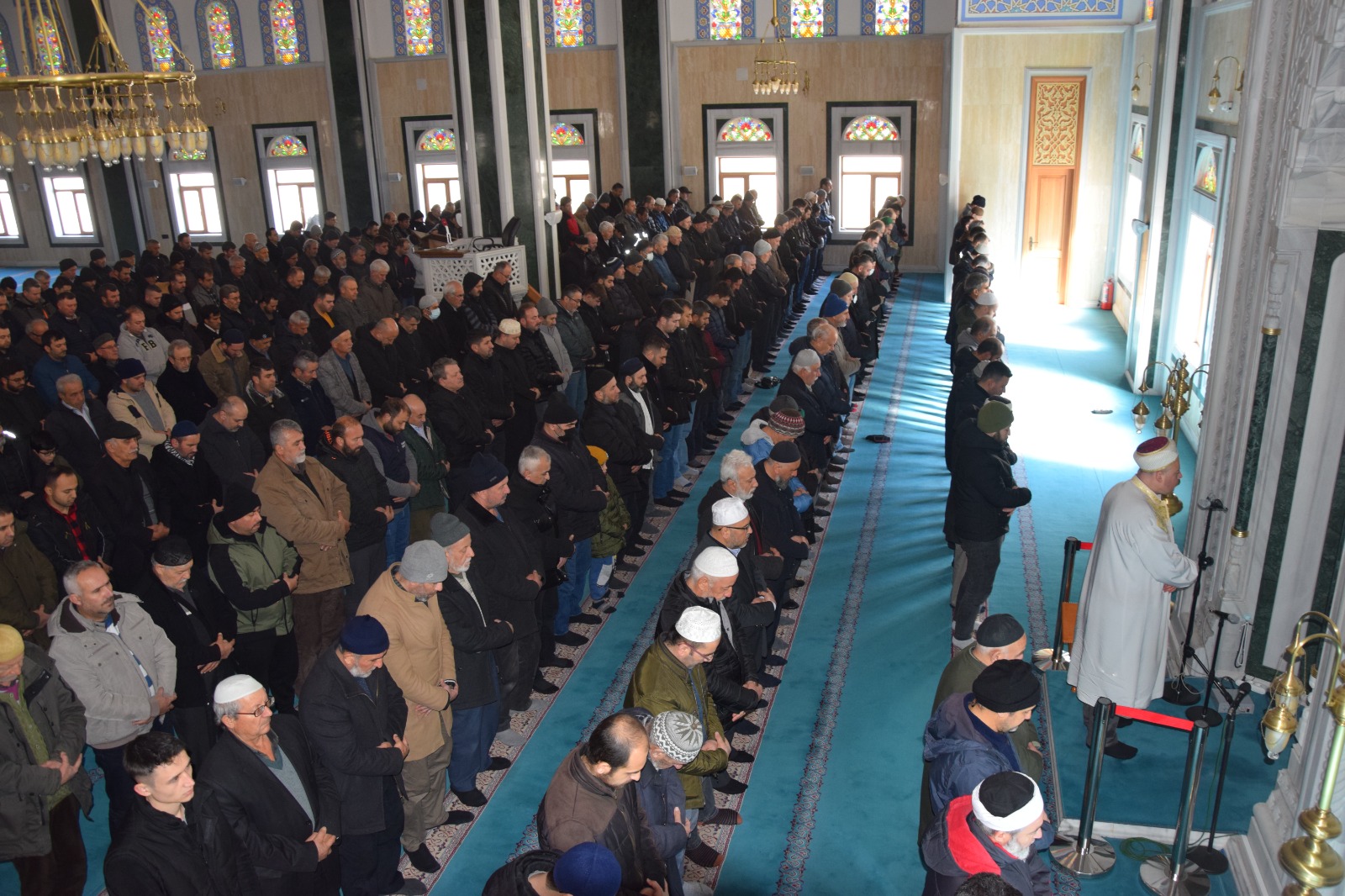 bilecik-te-asrin-felaketi-nedeniyle-giyabi-cenaze-namazi-kilindi-4799