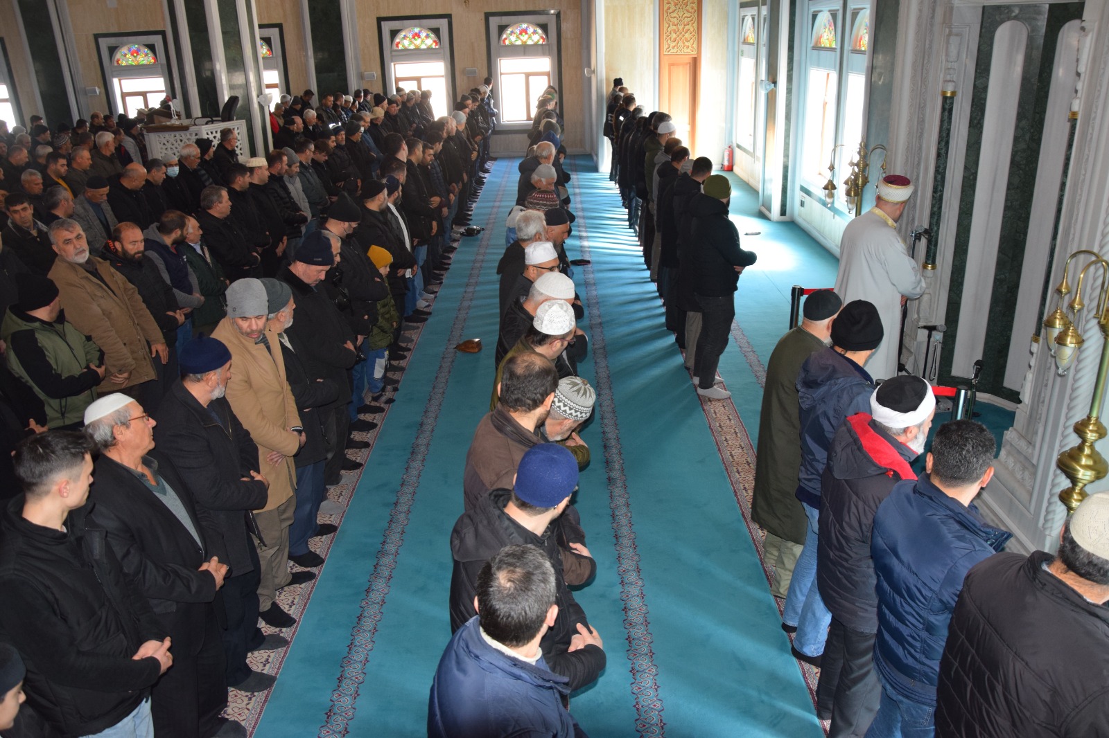 bilecik-te-asrin-felaketi-nedeniyle-giyabi-cenaze-namazi-kilindi-4800