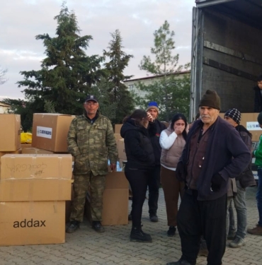 bilecik-haber_bozuyuk-ten-giden-yardimlar-bolgede-dagitiliyor-4343.jpg