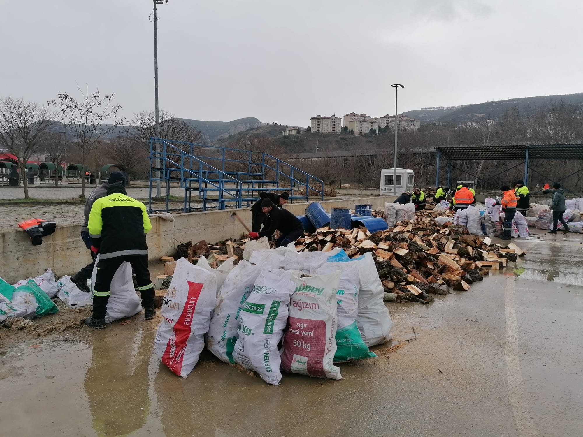 odun-yuklu-2-tir-deprem-bolgesine-gitti-4350