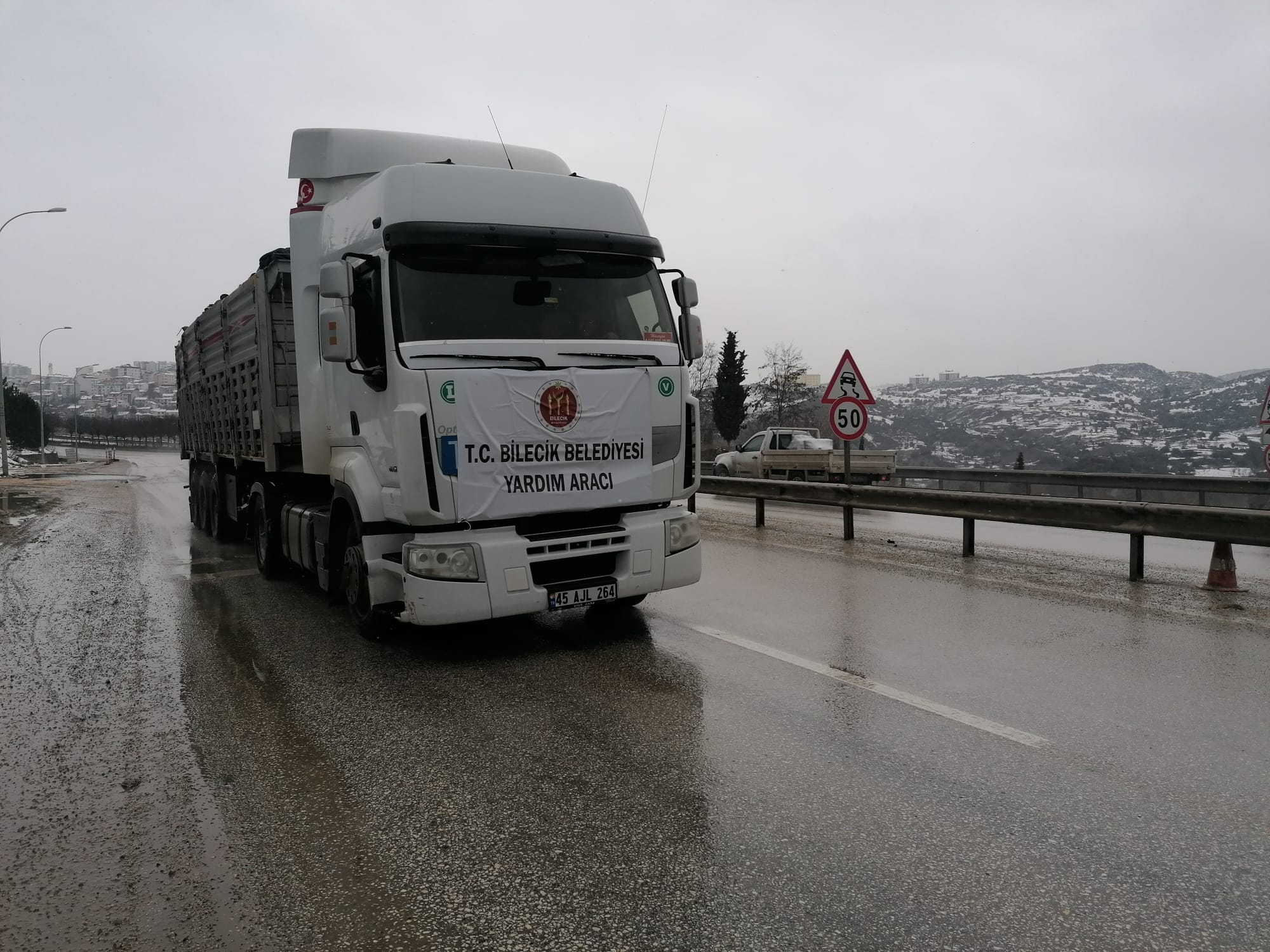odun-yuklu-2-tir-deprem-bolgesine-gitti-4351
