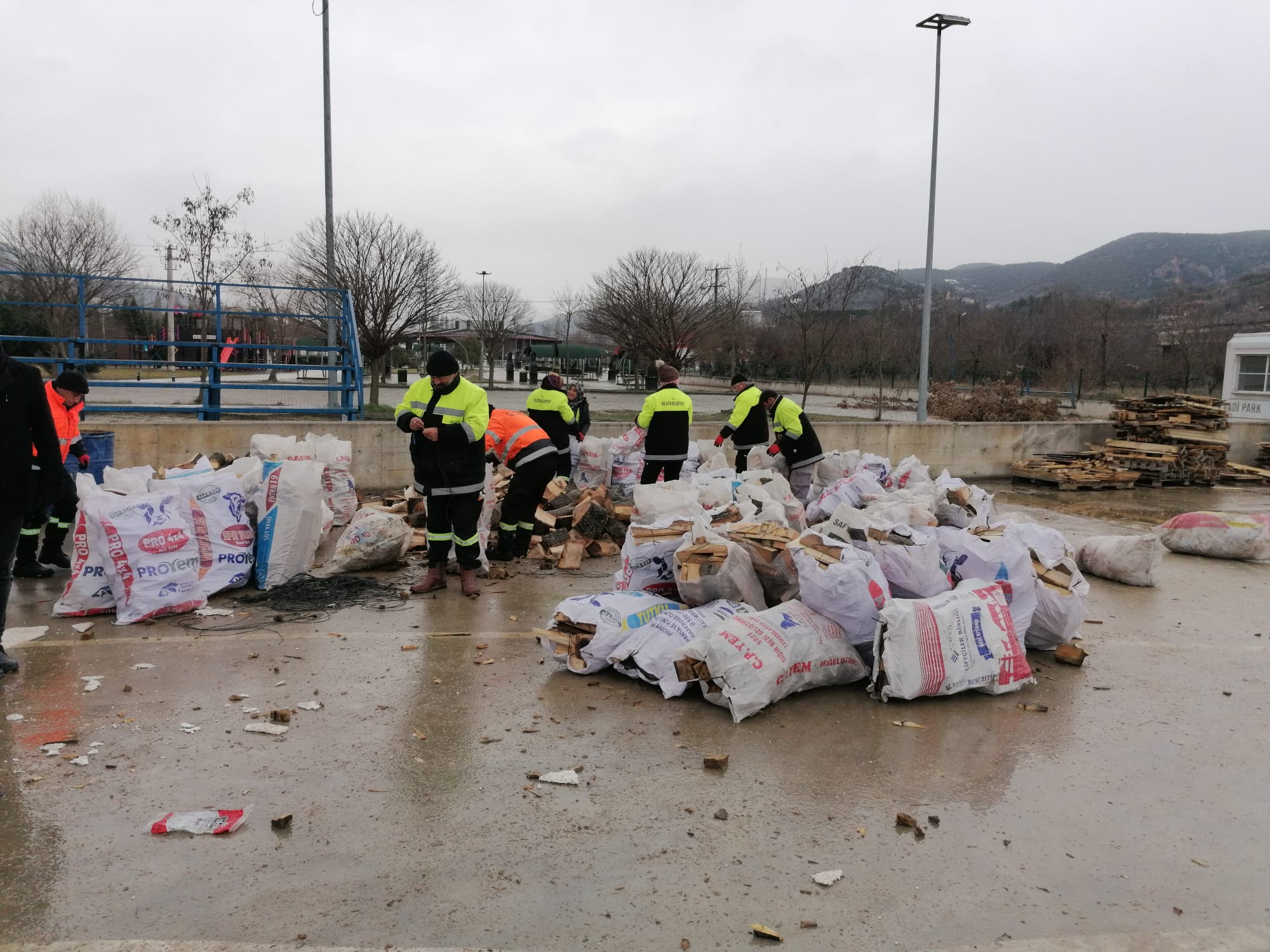 odun-yuklu-2-tir-deprem-bolgesine-gitti-4352