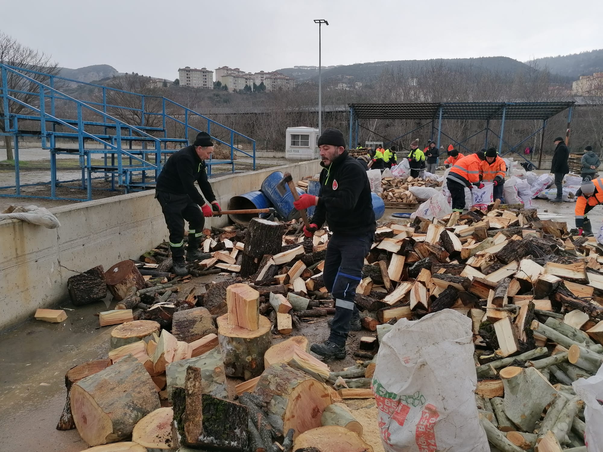 odun-yuklu-2-tir-deprem-bolgesine-gitti-4353
