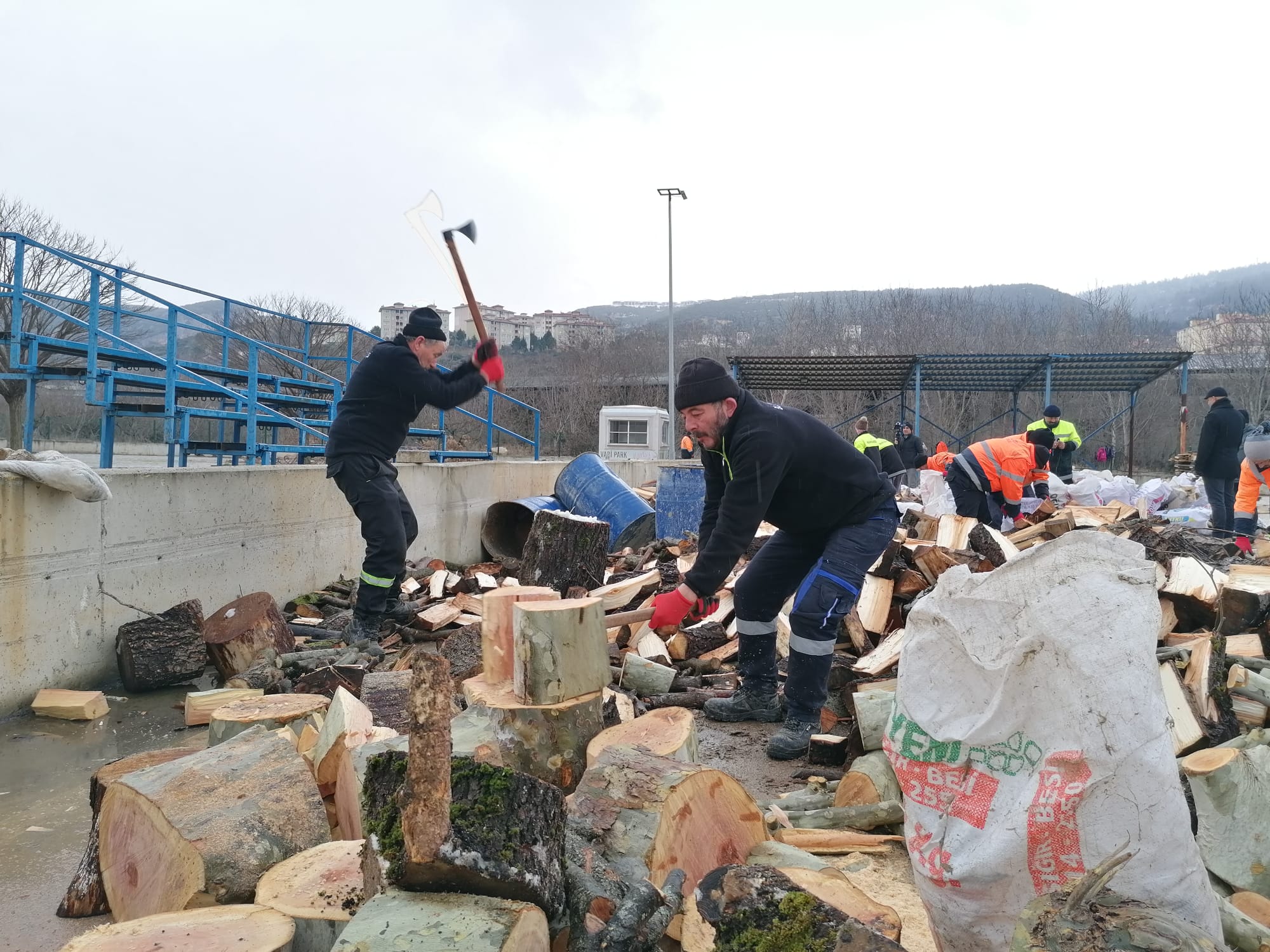 odun-yuklu-2-tir-deprem-bolgesine-gitti-4354