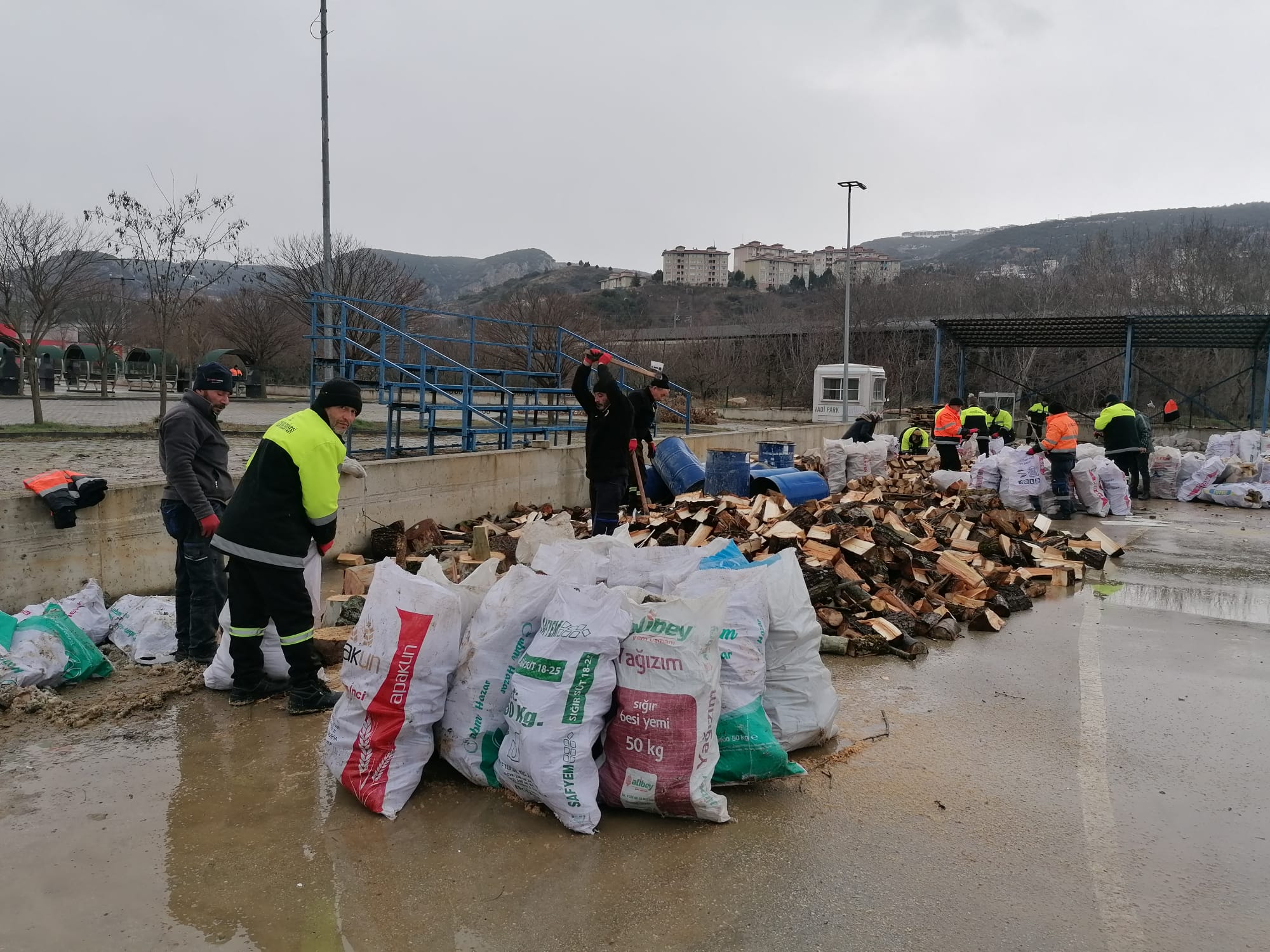 odun-yuklu-2-tir-deprem-bolgesine-gitti-4355
