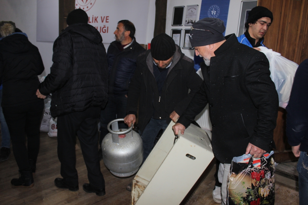 osmaneli-nden-deprem-bolgesi-icin-baslatilan-yardim-kampanyasina-destek-4275