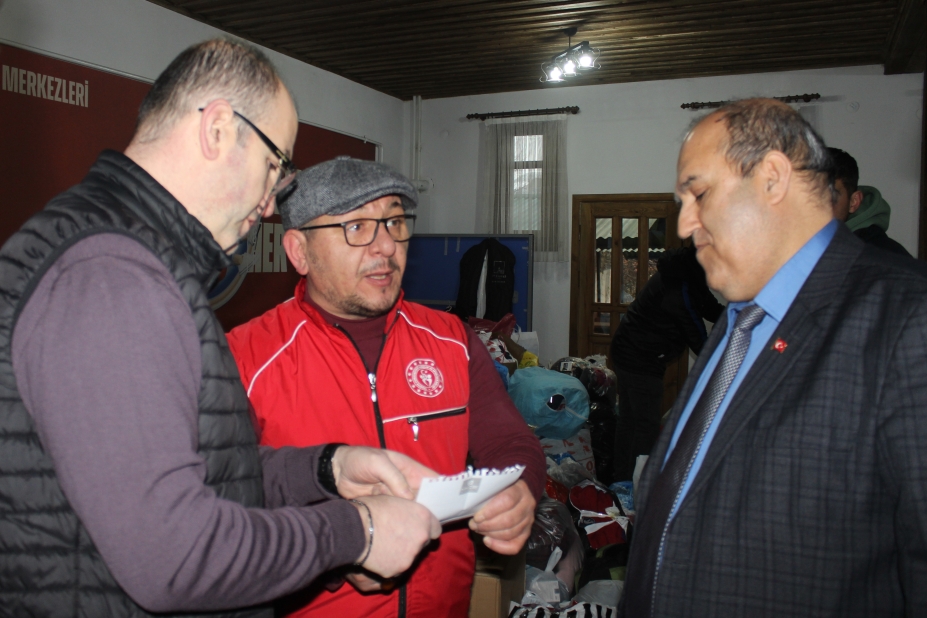 osmaneli-nden-deprem-bolgesi-icin-baslatilan-yardim-kampanyasina-destek-4277