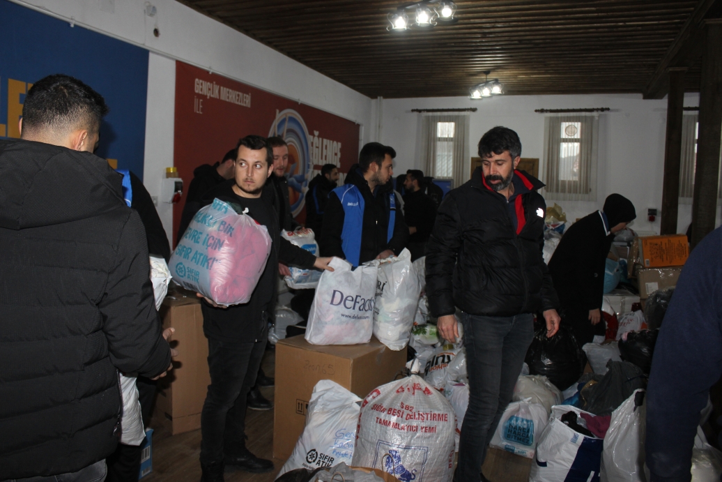 osmaneli-nden-deprem-bolgesi-icin-baslatilan-yardim-kampanyasina-destek-4278