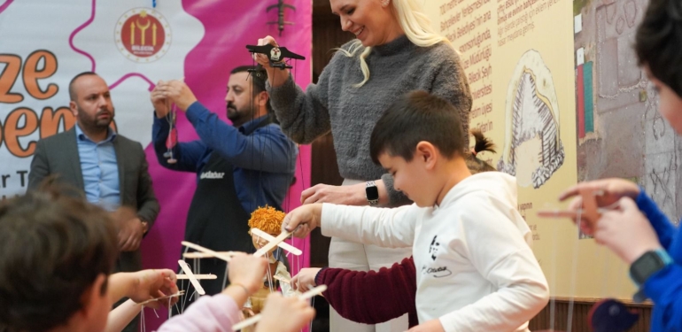TATİLDE ÇOCUKLAR KUKLA YAPARAK EĞLENDİ