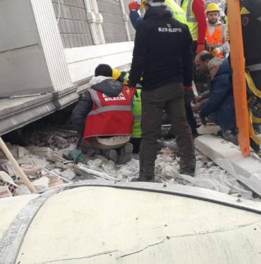 bilecik-haber_universite-personeli-ve-ogrencileri-deprem-bolgesinde-4363.jpg