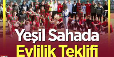 Yeşil sahada evlilik teklifi