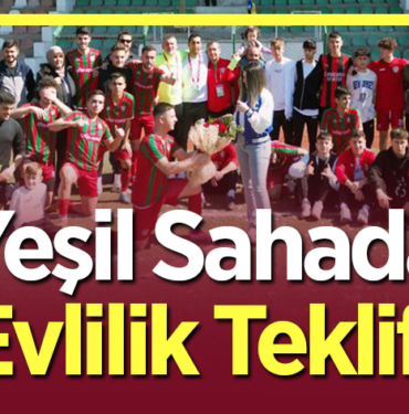 Yeşil sahada evlilik teklifi