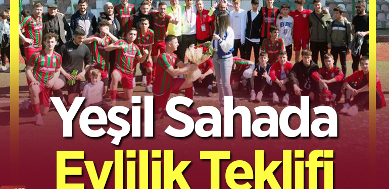Yeşil sahada evlilik teklifi