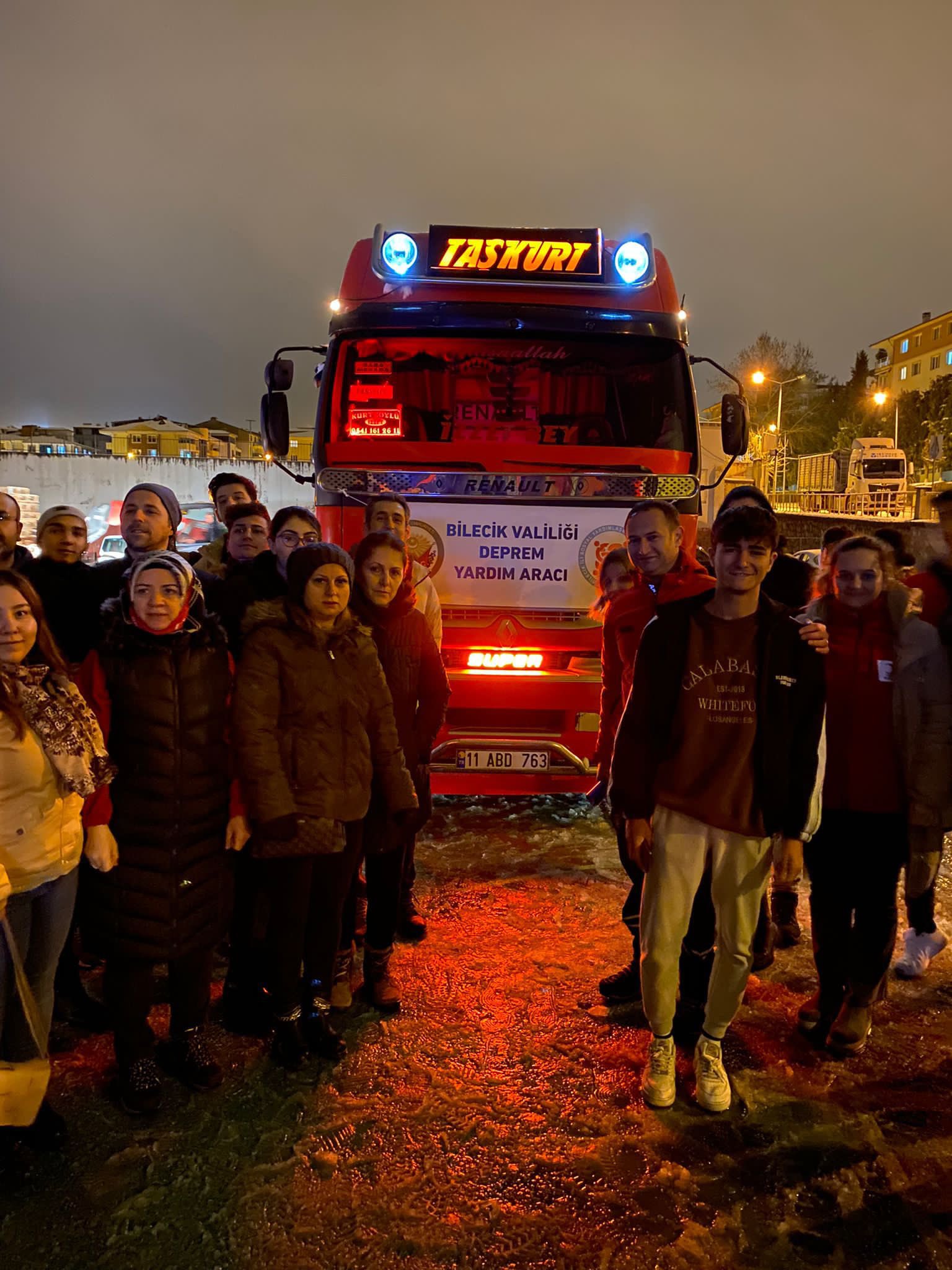 bilecik-ten-deprem-bolgesine-221-tir-malzeme-5766