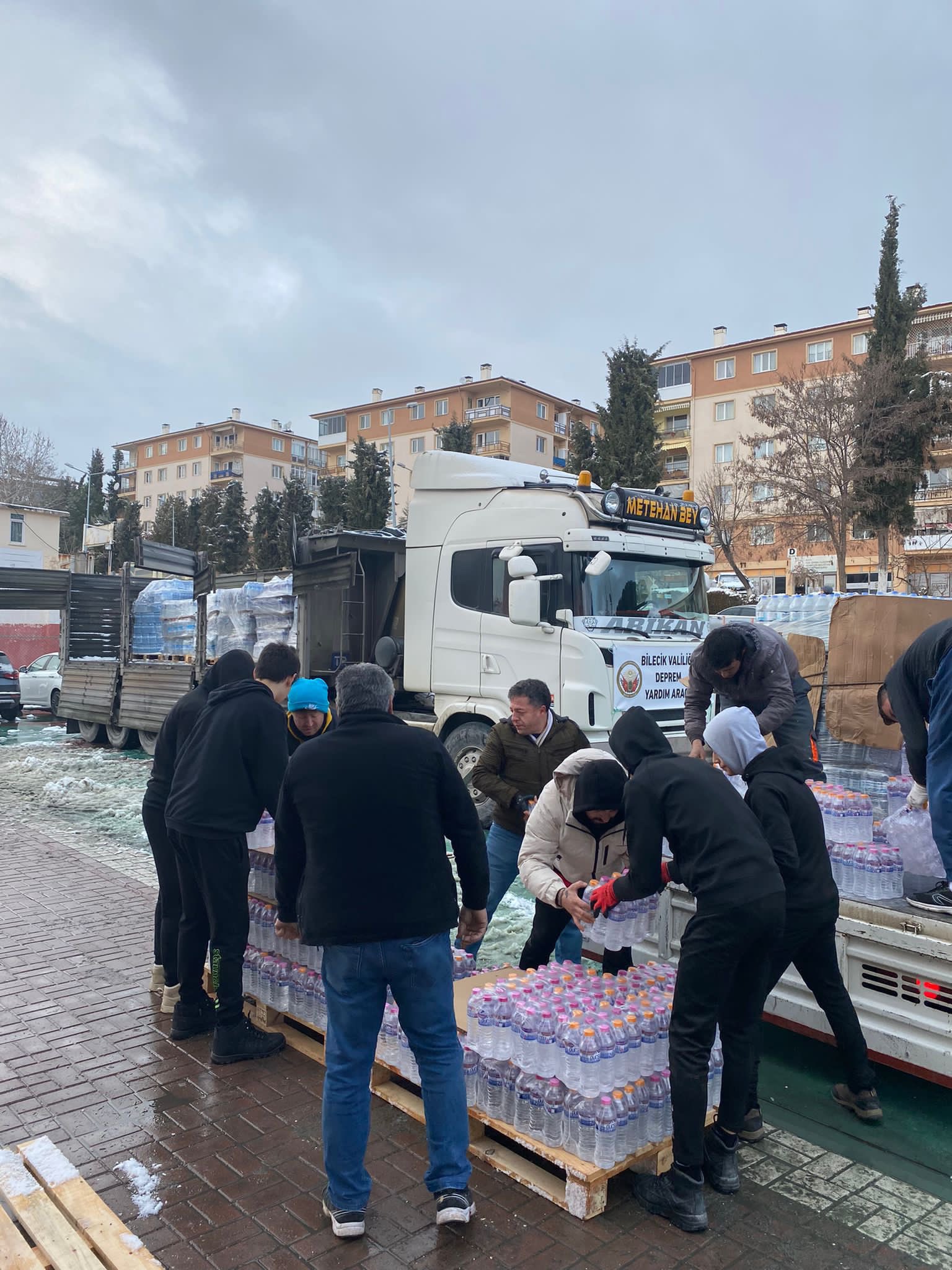 bilecik-ten-deprem-bolgesine-221-tir-malzeme-5767