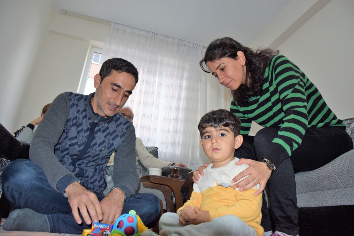 depremde-yikilan-memleketine-ozlemini-adiyaman-turkusuyle-dindirmeye-calisiyor-5196