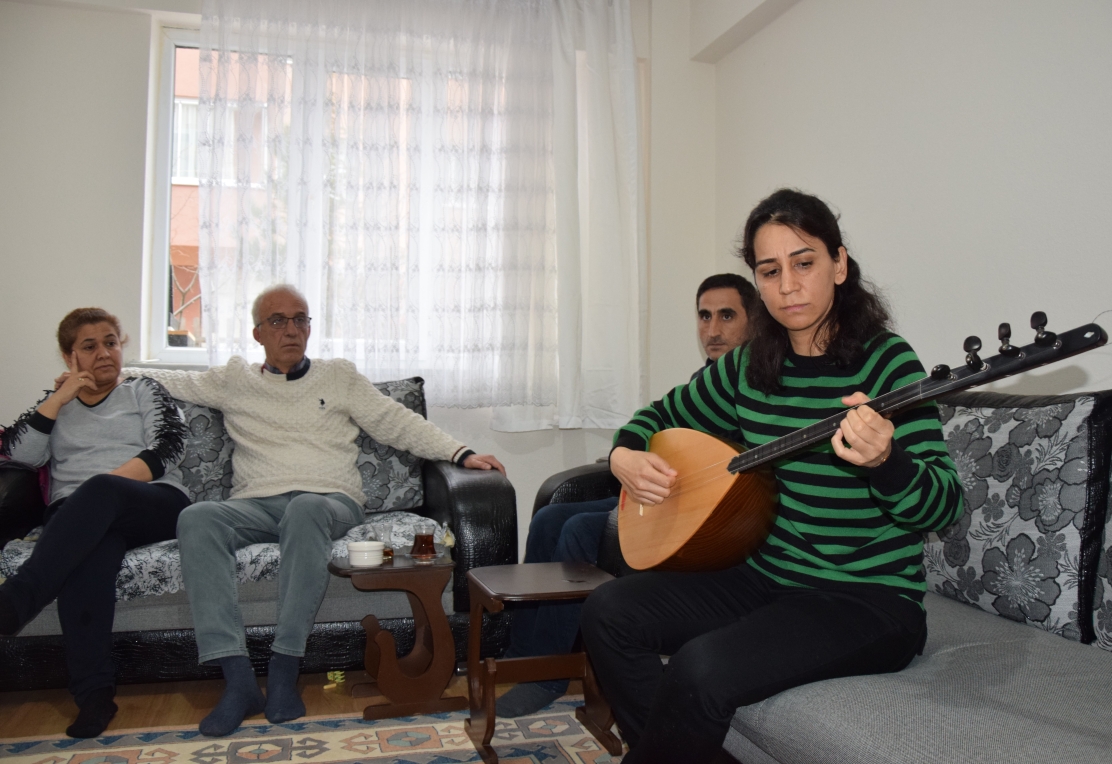depremde-yikilan-memleketine-ozlemini-adiyaman-turkusuyle-dindirmeye-calisiyor-5197