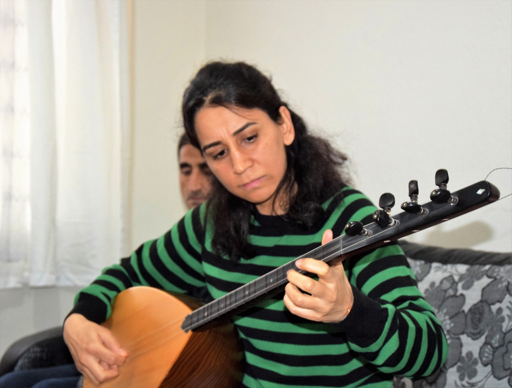 depremde-yikilan-memleketine-ozlemini-adiyaman-turkusuyle-dindirmeye-calisiyor-5198