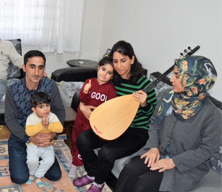 depremde-yikilan-memleketine-ozlemini-adiyaman-turkusuyle-dindirmeye-calisiyor-5199