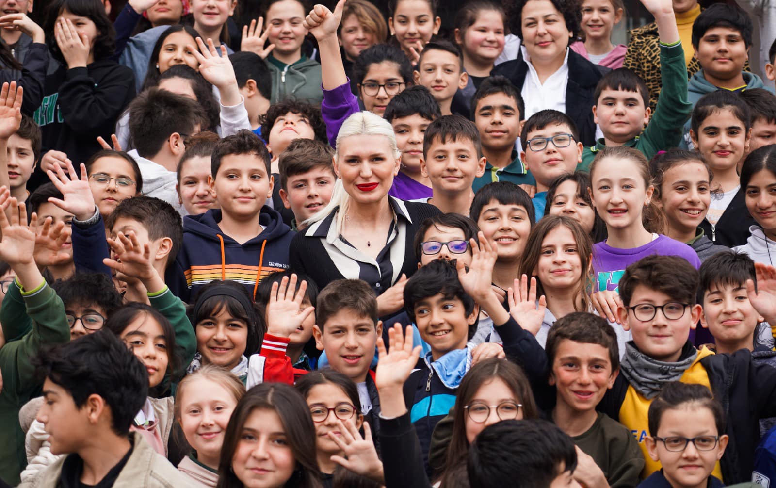 mezun-oldugu-okulda-kermese-katildi-5278