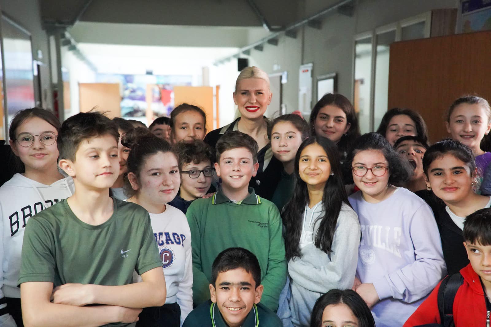 mezun-oldugu-okulda-kermese-katildi-5280