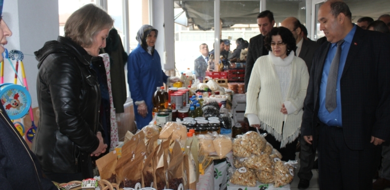 Osmaneli’nde depremzede vatandaşlar yararına kermes düzenlendi