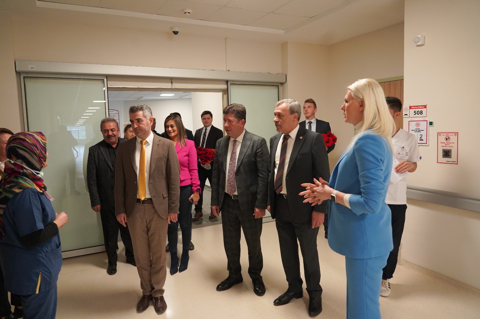 saglik-calisanlarini-ziyaret-ettiler-5689