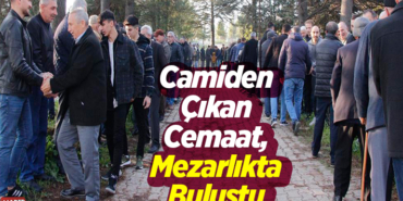 Camiden çıkan cemaat, mezarlık ziyaretinde buluştu