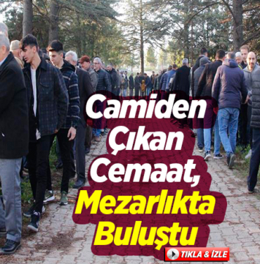 Camiden çıkan cemaat, mezarlık ziyaretinde buluştu