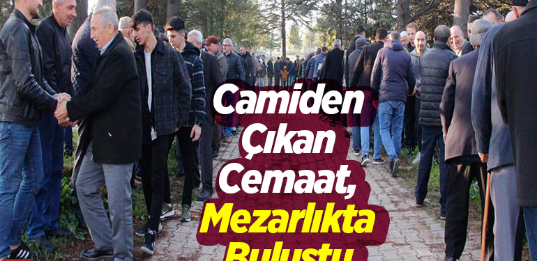 Camiden çıkan cemaat, mezarlık ziyaretinde buluştu