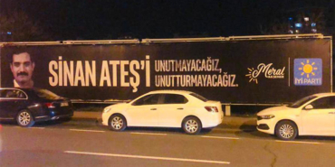 İyi Parti, Sinan Ateşin vurulduğu yolun karşısına pankart astı