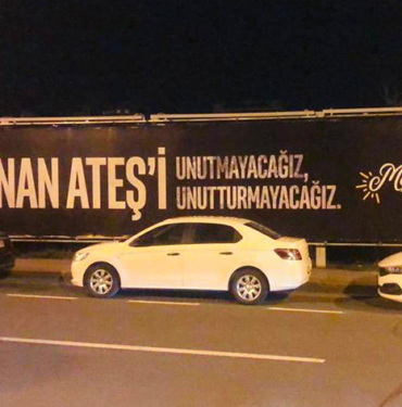 İyi Parti, Sinan Ateşin vurulduğu yolun karşısına pankart astı