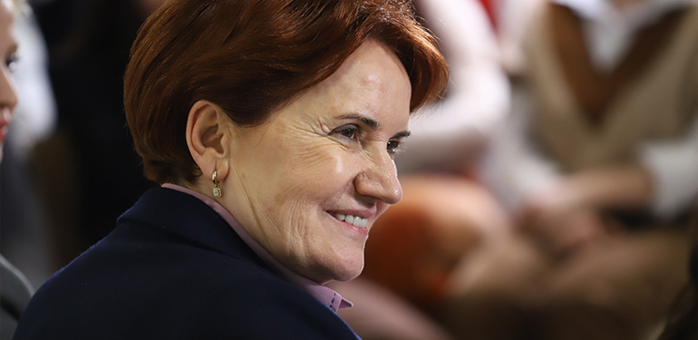 İYİ Parti Genel Başkanı Meral Akşener, geçtiğimiz gün öğrencilerle iftar yemeğinde buluştu Kaynak: İYİ Parti Genel Başkanı Meral Akşener, geçtiğimiz gün öğrencilerle iftar yemeğinde buluştu