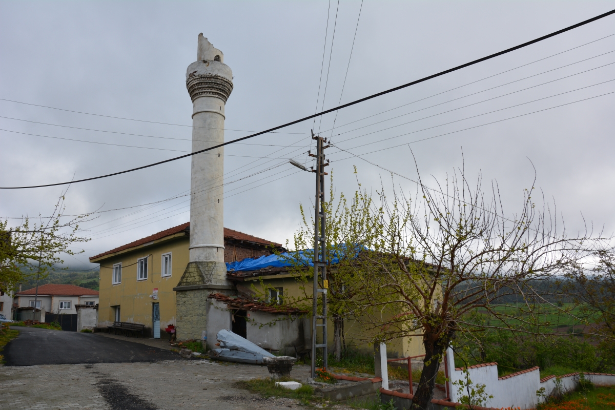 bilecik-te-yildirim-isabet-eden-minarenin-kulahi-caminin-catisina-devrildi-7586