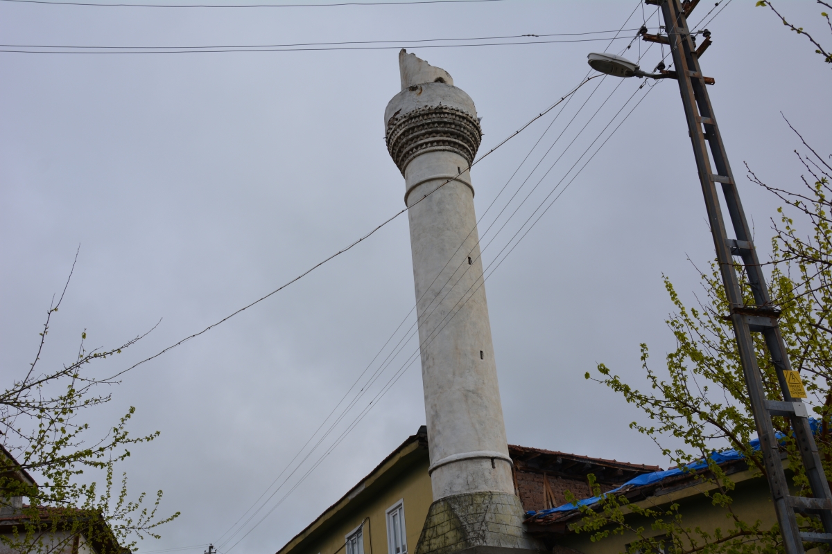bilecik-te-yildirim-isabet-eden-minarenin-kulahi-caminin-catisina-devrildi-7588