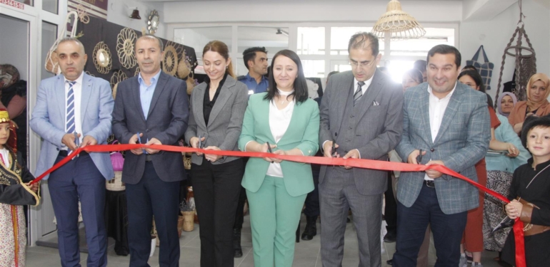 Kursiyerlerin yıl sonu sergisi açıldı