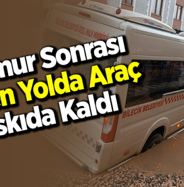 Yağmur sonrası çöken yolda araç askıda kaldı