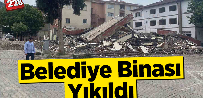 Eski belediye binası yıkıldı