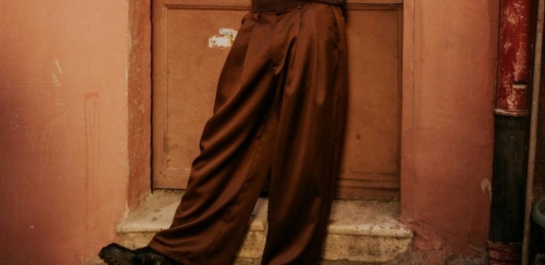 Modanın Temel Taşları: Tişört, Baskılı Tişört ve Baggy Pantolon