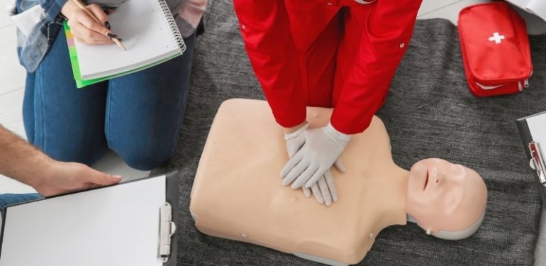 İlk Yardım Kursu ve Sertifikası: Acil Durumlarda Hayat Kurtarmanın Önemi