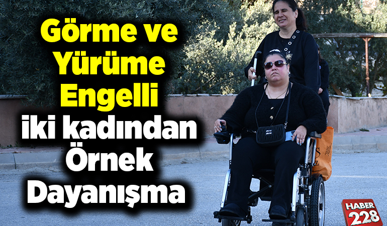 Görme ve yürüme engelli iki kadından örnek dayanışma