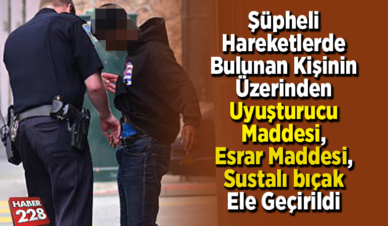 Şüpheli hareketlerde bulunan kişinin üzerinden uyuşturucu, esrar, sustalı bıçak ele geçirildi