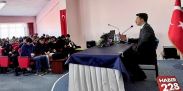 bilecik-haber_pazaryeri-kaymakami-kahraman-dan-universiteli-genclere-kariyer-planlama-semineri-2499.jpg