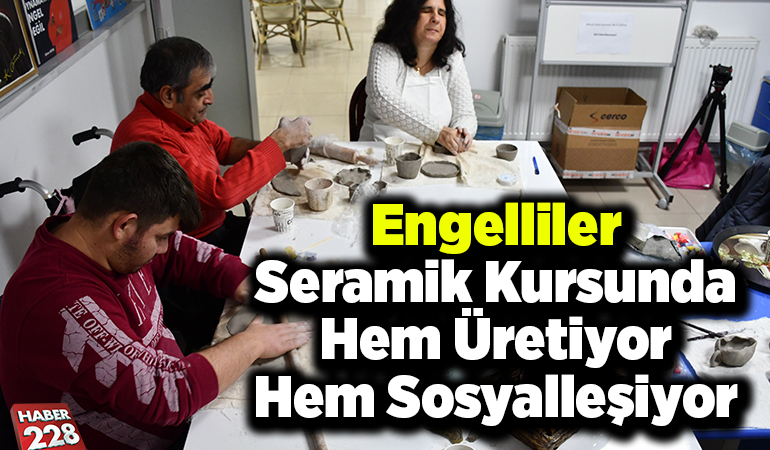 Engelliler seramik kursunda hem üretiyor hem sosyalleşiyor