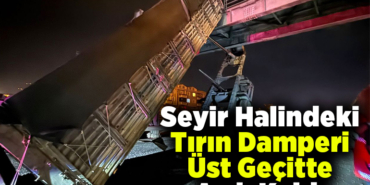 Seyir halindeki tırın açılan damperi üst geçitte asılı kaldı